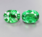 Редкая пара «неоновых» цаворитов 2,14 карата